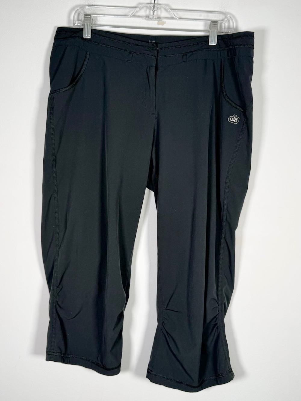 Alo Women’s Size Large Black Cropped Active Ruched Bottoms Capri